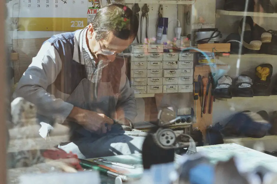 Paul, der alte Schuster, arbeitet konzentriert an einem Lederschuh in seiner traditionellen Werkstatt.